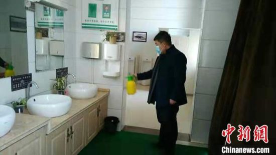  圖為2月初，工作人員對敦煌市旅游景區(qū)衛(wèi)生間進行防疫消毒。　敦煌市委宣傳部供圖 攝
