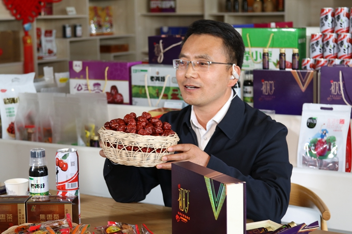 “縣長直播天團(tuán)”唱響“甘貨春之聲”，售出近30種甘貨1萬余件 開進(jìn)直播間的網(wǎng)絡(luò)扶貧博覽會，受百萬網(wǎng)友點贊 