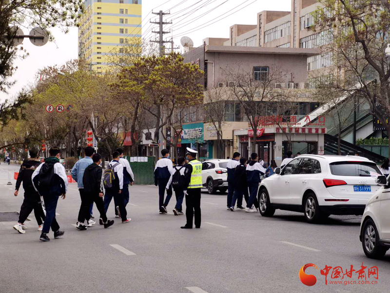 保駕護航！涼州公安交警“護學崗” 撐起“平安傘”