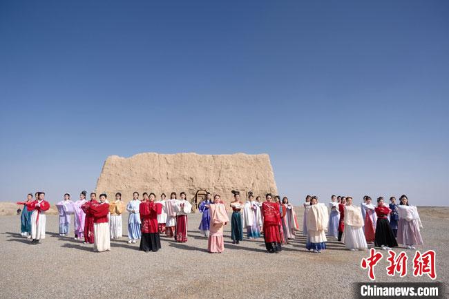 數(shù)十位身著古裝的女性通過體驗賞漢舞、習(xí)漢禮、吟誦詩詞等中華傳統(tǒng)文化,再現(xiàn)古絲綢之路的繁華盛景。 邱亮 攝 數(shù)十位身著古裝的女性通過體驗賞漢舞、習(xí)漢禮、吟誦詩詞等中華傳統(tǒng)文化,再現(xiàn)古絲綢之路的繁華盛景。 邱亮 攝