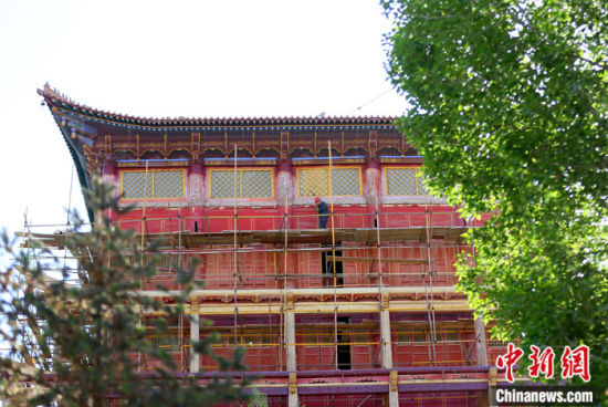 圖為5月上旬,甘肅山丹縣大佛寺內(nèi),工作人員對古建筑大雄寶殿進(jìn)行修繕。 中新社記者 高展 攝 圖為5月上旬,甘肅山丹縣大佛寺內(nèi),工作人員對古建筑大雄寶殿進(jìn)行修繕。 中新社記者 高展 攝