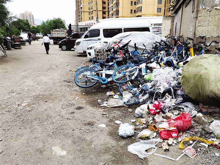 百米土路臟亂差，誰來管？經記者協調，社區組織志愿者進行了清理