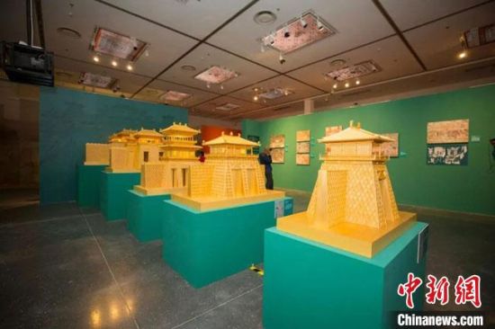 圖為呈現(xiàn)敦煌壁畫中的建筑和園林之美的復(fù)原模型。(資料圖) 敦煌研究院供圖