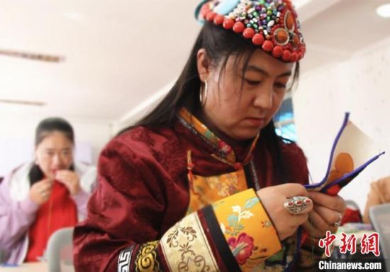 圖為裕固族婦女學習刺繡。　史靜靜 攝