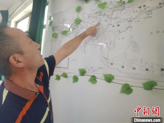 圖為甘肅省社會科學院絲綢之路研究所所長侯宗輝指出《絲綢之路古文明》課題組考察線路?！￠Z姣 攝