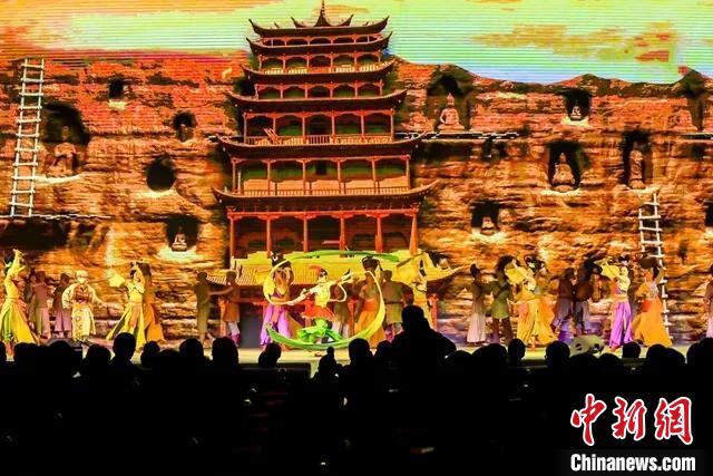 開幕式文藝展示“相約敦煌”，通過數(shù)字技術(shù)將莫高窟“搬到”演出現(xiàn)場。　甘肅省文化和旅游廳供圖