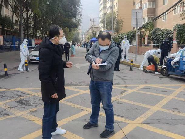 蘭州市紀委監委干部下沉一線詳細詢問疫情防控情況。.jpg
