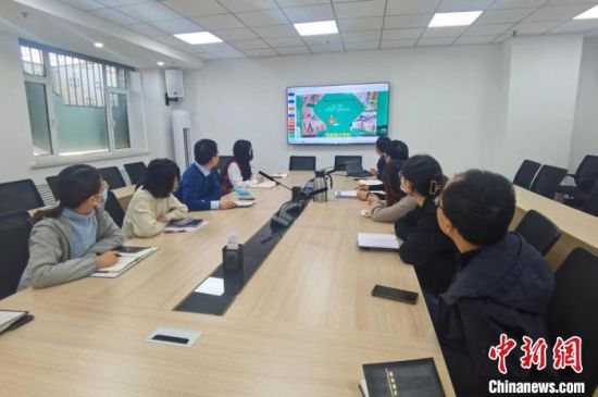 圖為甘肅教育出版社《寫給青少年的敦煌故事》叢書項目組，探討圖書封面設計?！￠Z姣 攝