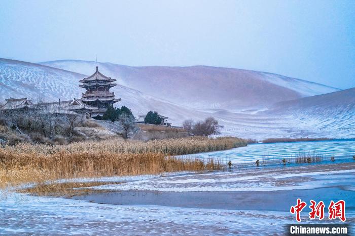 2021年11月28日，雪落鳴沙山月牙泉景區。　王斌銀 攝