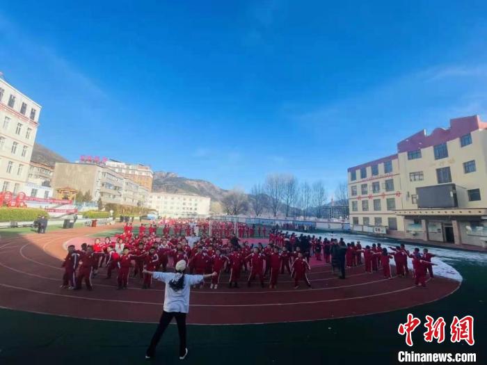 圖為街舞老師教授藏族學(xué)子跳街舞。　陳善雄 攝