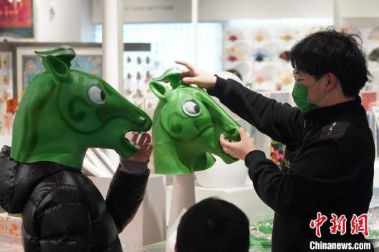 圖為“神馬來了”銅奔馬頭套?！【琶赖┰?攝