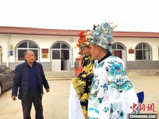 圖為69歲的“苦水高高蹺”國家級(jí)傳承人巨海全(左一),叮囑徒弟們高高蹺練習(xí)技巧要領(lǐng)。 閆姣 攝 圖為69歲的“苦水高高蹺”國家級(jí)傳承人巨海全(左一),叮囑徒弟們高高蹺練習(xí)技巧要領(lǐng)。 閆姣 攝