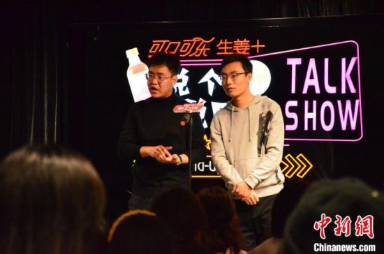 圖為脫口秀演員搭檔表演?！钅?攝