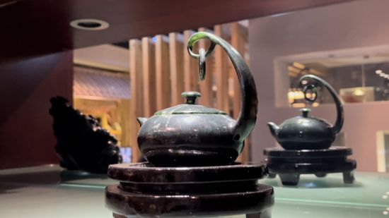 圖為酒泉夜光杯廠里陳列的夜光杯茶藝文化產品——精品懸環玉壺。王牧雨