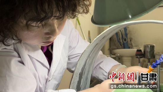 夜光杯制作學徒謝小琴坦言，雖工作枯燥，但是能夠掌握國家級非遺技藝是很自豪的。王牧雨 攝