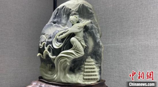 圖為李學平的玉雕作品?！「攥?攝