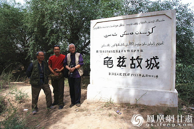 庫車是古代龜茲語，意為“龜茲人的城”，乃絲綢之路重鎮。2016年，蘇朗（右）、文巖（左）等藝術家前往庫車龜茲故城遺址采風。楊文遠 攝