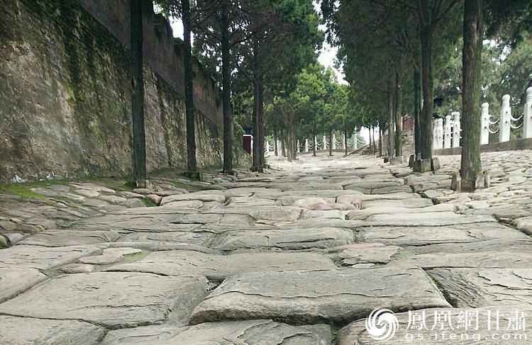 司馬遷祠的山崗下面有一段司馬古道，石條為北宋時鋪設，歷經800余年的雨水沖刷、風化、人走車碾，石條上的車轍印是這里曾經繁華的歷史見證，又好像昭示太史公一生的坎坷與悲壯。楊文遠 攝