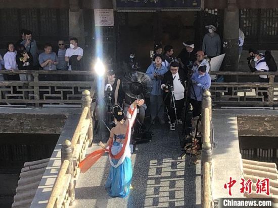 圖為5月以來,“奧大粒”直播現(xiàn)場引游客圍觀。 敦煌市委宣傳部供圖 圖為5月以來,“奧大粒”直播現(xiàn)場引游客圍觀。 敦煌市委宣傳部供圖