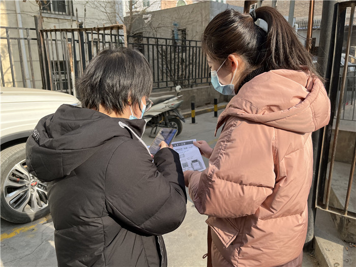 蘭州市紀檢監察干部走上街頭，向群眾推廣小微權力監督一點通平臺。.jpg