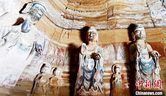 北石窟寺窟內(nèi)造像因受水顯得斑駁。 艾慶龍 攝 北石窟寺窟內(nèi)造像因受水顯得斑駁。 艾慶龍 攝