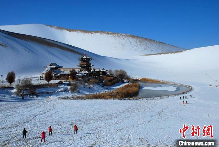 敦煌市鳴沙山月牙泉雪景如畫(huà)。(資料圖) 張曉亮 攝 敦煌市鳴沙山月牙泉雪景如畫(huà)。(資料圖) 張曉亮 攝