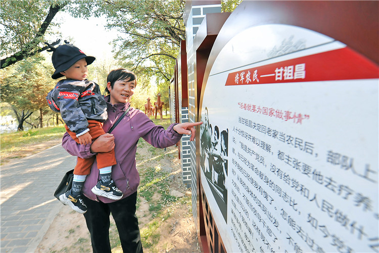 1687734949909014.jpg 嘉峪關(guān)市紀(jì)委監(jiān)委通過實(shí)施“政治鑄廉、教育促廉、文化育廉、陣地助廉、監(jiān)督固廉”等“五廉”行動(dòng),深入推進(jìn)新時(shí)代廉潔文化建設(shè)。圖為市民在迎賓湖絲路廉潔文化主題公園“勤廉楷模墻”接受廉潔文化教育。.jpg