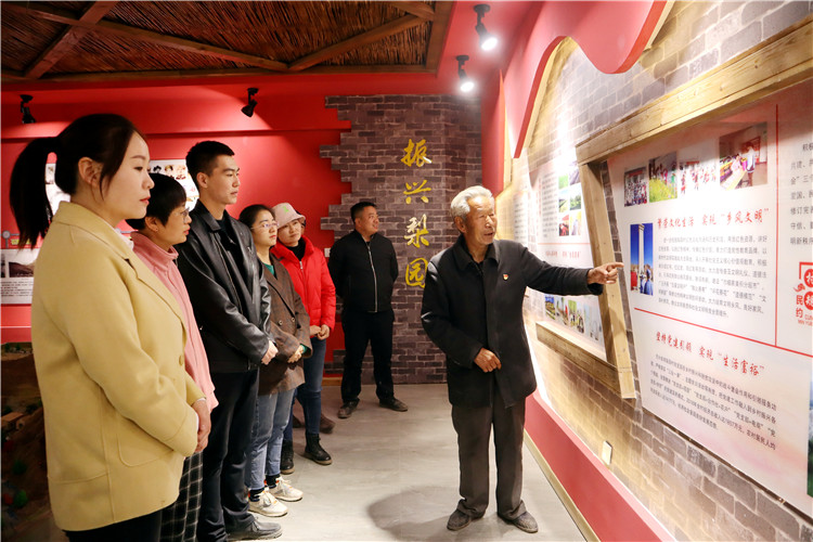 1687734987875842.jpg 2.臨澤縣倪家營鎮(zhèn)梨園村老支書科保元在紅色記憶館向青年干部講述紅西路軍在梨園口浴血奮戰(zhàn)的故事.JPG