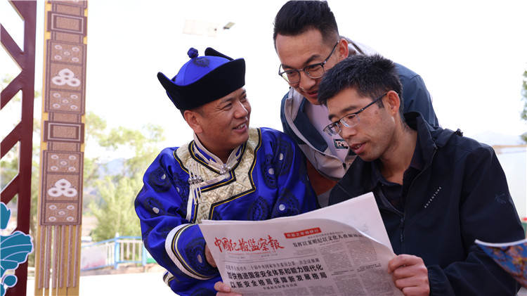 1687735072399605.jpg 2023年6月8日,甘肅省張掖市肅南裕固族自治縣紅灣寺鎮(zhèn)紀(jì)委工作人員在一小區(qū)廉政文化主題廣場與社區(qū)居民拉家常,宣傳廉潔知識(shí),共話廉潔文化.jpg