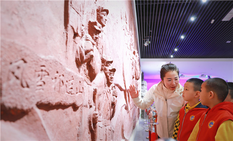 1687735200281176.jpg 張掖市高臺(tái)縣第四幼兒園黨支部組織大班幼兒走進(jìn)紅西路軍烈士紀(jì)念館瞻仰革命先烈事跡。.jpg