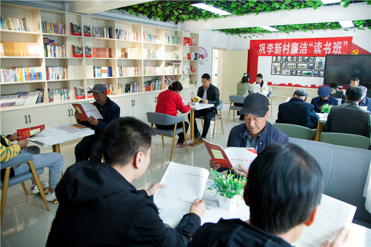 1687735155953889.jpg 隴南市禮縣開展廉潔書籍進(jìn)農(nóng)家書屋活動(dòng),圖為羅壩鎮(zhèn)鞏李新村舉辦的“廉潔讀書班”。.jpg