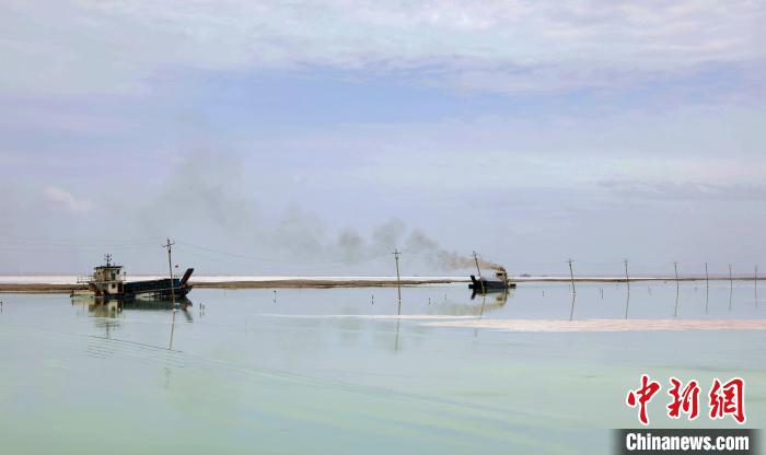 “天空之鏡”青海茶卡鹽湖:迎黃金旅游季,獨(dú)特景色引客來