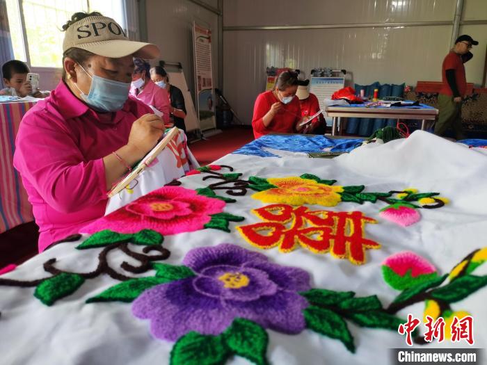 圖為婦女制作青繡。 張?zhí)砀?攝 圖為婦女制作青繡。 張?zhí)砀?攝