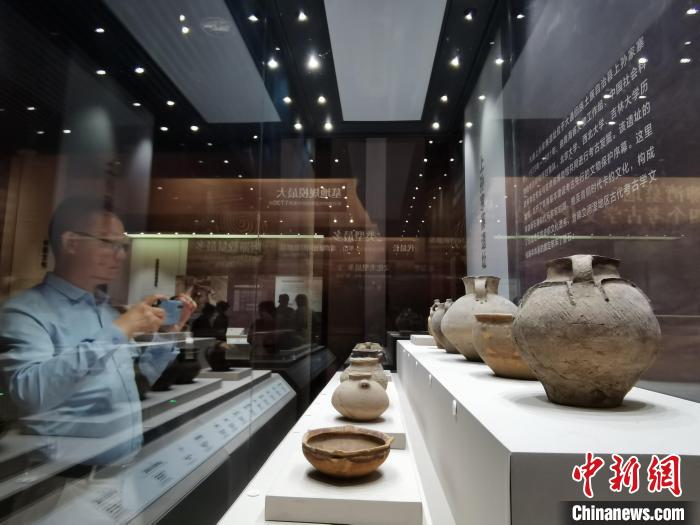 圖為河湟文化博物館展陳的陶器。 張?zhí)砀?攝 圖為河湟文化博物館展陳的陶器。 張?zhí)砀?攝