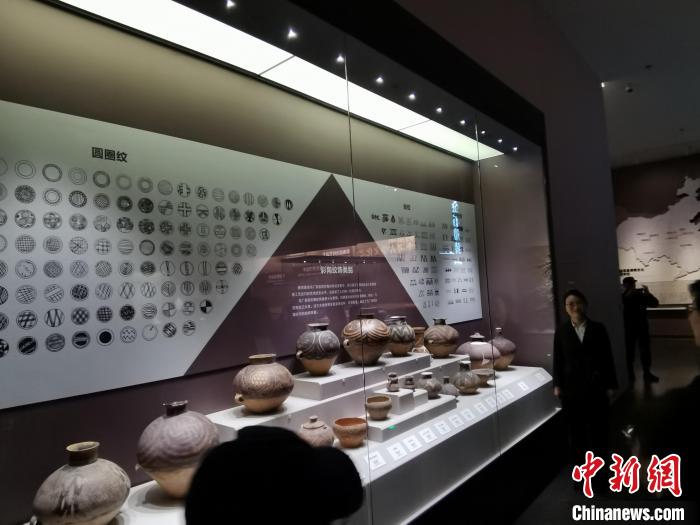 圖為河湟文化博物館展示的當(dāng)?shù)爻鐾敛侍盏募y飾類別。 張?zhí)砀?攝 圖為河湟文化博物館展示的當(dāng)?shù)爻鐾敛侍盏募y飾類別。 張?zhí)砀?攝