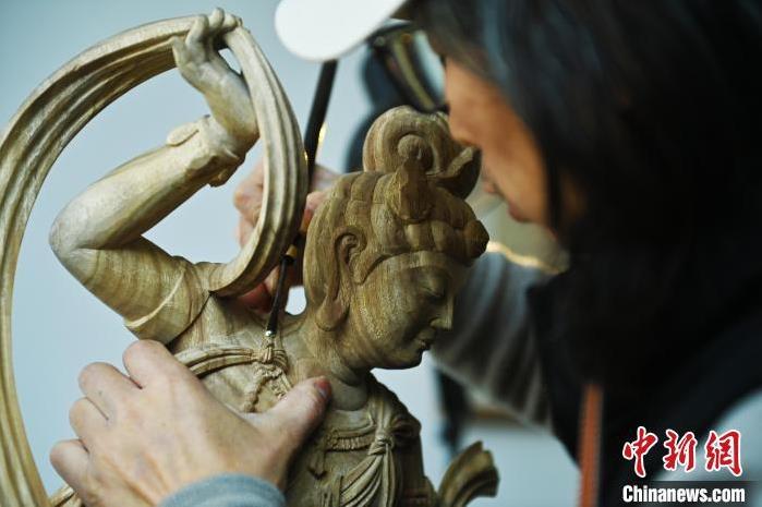 圖為季茂杰進(jìn)行敦煌元素的木雕創(chuàng)作。李亞龍 攝</p>
<p> 圖為季茂杰進(jìn)行敦煌元素的木雕創(chuàng)作。李亞龍 攝</p>
<p>