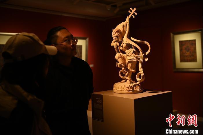 圖為季茂杰向參觀者介紹自己創(chuàng)作敦煌木雕的過(guò)程。李亞龍 攝</p>
<p> 圖為季茂杰向參觀者介紹自己創(chuàng)作敦煌木雕的過(guò)程。李亞龍 攝</p>
<p>