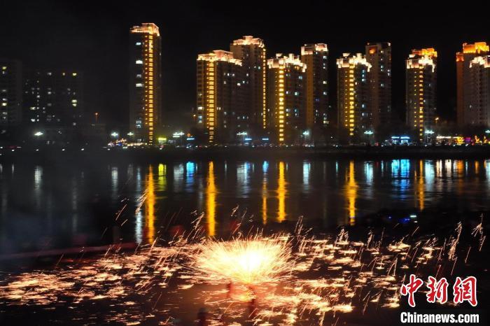 國家級非物質文化遺產“打鐵花”在黃河岸畔落地。侯奇志 攝</p>
<p>