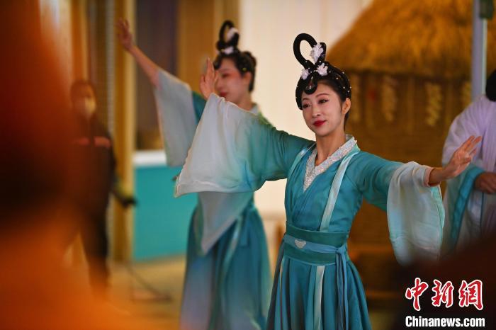 圖為工作人員進(jìn)行舞蹈表演。李亞龍 攝</p>
<p> 圖為工作人員進(jìn)行舞蹈表演。李亞龍 攝</p>
<p>