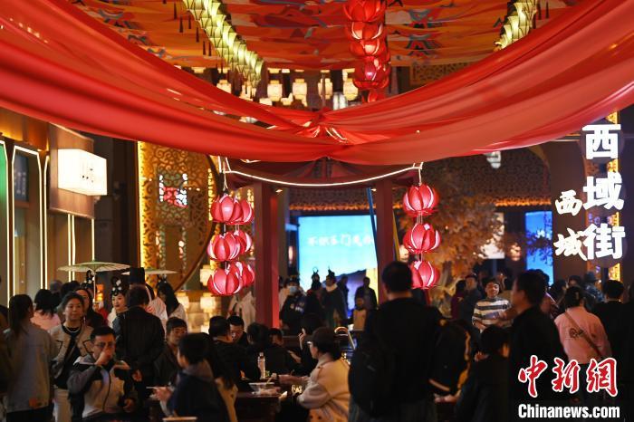 圖為街區(qū)現(xiàn)場(chǎng)游客絡(luò)繹不絕。李亞龍 攝</p>
<p> 圖為街區(qū)現(xiàn)場(chǎng)游客絡(luò)繹不絕。李亞龍 攝</p>
<p>