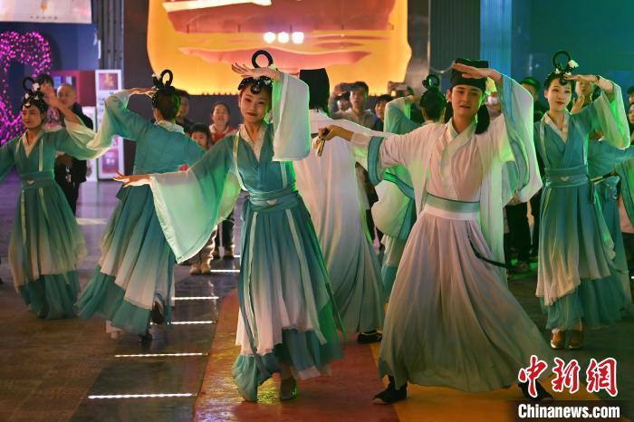 圖為工作人員進(jìn)行舞蹈表演。李亞龍 攝</p>
<p> 圖為工作人員進(jìn)行舞蹈表演。李亞龍 攝</p>
<p>