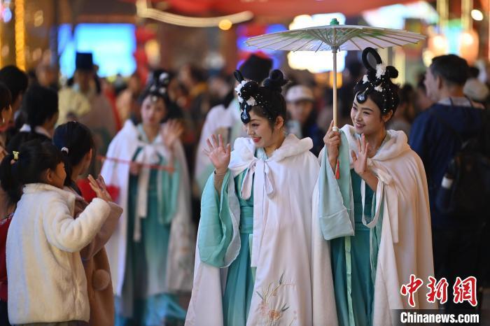 圖為街區(qū)人員著傳統(tǒng)服飾與游人互動(dòng)。李亞龍 攝</p>
<p> 圖為街區(qū)人員著傳統(tǒng)服飾與游人互動(dòng)。李亞龍 攝</p>
<p>