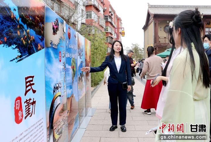 3月下旬，民勤縣在天水啟漢樓廣場舉行推介會，宣傳本地旅游資源和農(nóng)特優(yōu)產(chǎn)品。圖為工作人員向游客介紹民勤自然風(fēng)光、歷史文化。馬愛彬 攝