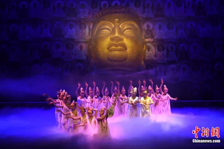 2024年2月23日晚,中國經典舞劇《絲路花雨》在甘肅蘭州演出恭賀新春。李亞龍 攝 2024年2月23日晚,中國經典舞劇《絲路花雨》在甘肅蘭州演出恭賀新春。李亞龍 攝