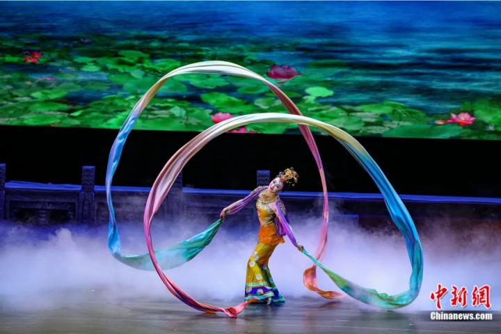 2023年4月17日晚,中國經典舞劇《絲路花雨》在澳門百老匯劇場演出。甘肅演藝集團 供圖 2023年4月17日晚,中國經典舞劇《絲路花雨》在澳門百老匯劇場演出。甘肅演藝集團 供圖