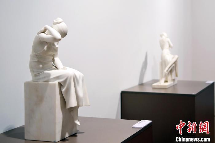 5月21日,在“絲路印跡”雕塑藝術作品展展出的雕塑作品《聲聲慢·艾艾》。九美旦增 攝</p>
<p> 5月21日,在“絲路印跡”雕塑藝術作品展展出的雕塑作品《聲聲慢·艾艾》。九美旦增 攝</p>
<p>