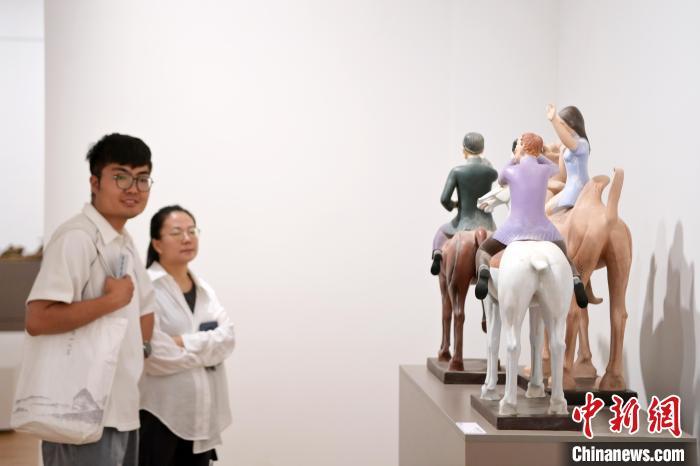 5月21日,觀眾參觀在“絲路印跡”雕塑藝術作品展展出的雕塑作品《絲路話語》。九美旦增 攝</p>
<p> 5月21日,觀眾參觀在“絲路印跡”雕塑藝術作品展展出的雕塑作品《絲路話語》。九美旦增 攝</p>
<p>