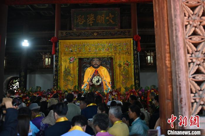 6月21日,2024(甲辰)年公祭中華人文始祖伏羲大典在甘肅天水舉行,來(lái)自海峽兩岸及港澳地區(qū)約500人現(xiàn)場(chǎng)共祭中華人文始祖伏羲。中新社記者 李亞龍 攝 6月21日,2024(甲辰)年公祭中華人文始祖伏羲大典在甘肅天水舉行,來(lái)自海峽兩岸及港澳地區(qū)約500人現(xiàn)場(chǎng)共祭中華人文始祖伏羲。中新社記者 李亞龍 攝