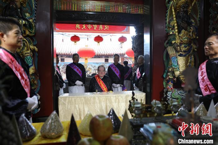6月21日,“2024(甲辰年)兩岸共祭人文始祖伏羲典禮”在臺(tái)灣新北舉行。擔(dān)任主祭官的先嗇宮董事長(zhǎng)、中國(guó)國(guó)民黨前秘書(shū)長(zhǎng)李乾龍(中)出席典禮并擔(dān)任主祭官。中新社記者 張曉曦 攝 6月21日,“2024(甲辰年)兩岸共祭人文始祖伏羲典禮”在臺(tái)灣新北舉行。擔(dān)任主祭官的先嗇宮董事長(zhǎng)、中國(guó)國(guó)民黨前秘書(shū)長(zhǎng)李乾龍(中)出席典禮并擔(dān)任主祭官。中新社記者 張曉曦 攝