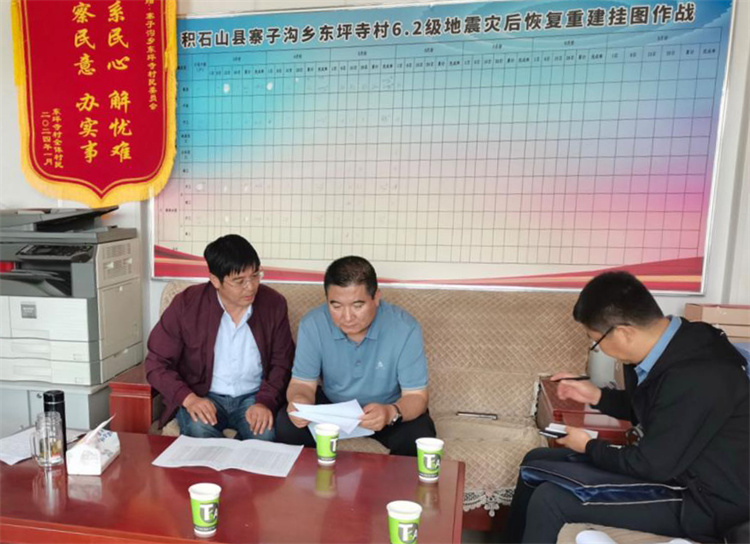 1721382272895885.jpg 州縣紀(jì)委監(jiān)委機關(guān)聯(lián)合督查組對下沉干部 、駐村干部 、包村組長、村干部 “四級”干部履職到崗情況,以及工作日志和民情臺賬、訴求臺賬進行日常監(jiān)督檢查,壓實工作責(zé)任。.jpg